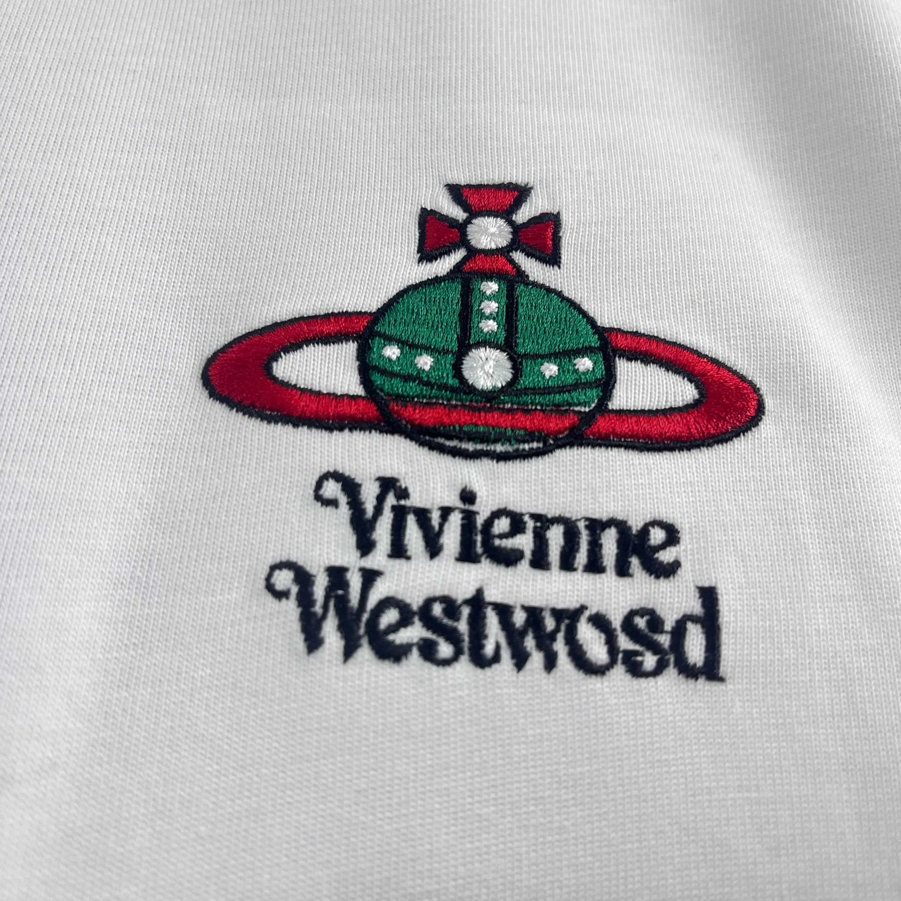 Vivienne West Queen Mother 2026 Spring and Summer New Arrival Colorful logo letter embroidery technology Double yarn custom plain cotton fabric Short-sleeved T-shirt Men and women Same Style Color: Black White Size: S (90-130 pounds) M (120-150 pounds) L (140-165 pounds) XL (160-180 pounds) XXL (180 pounds)
